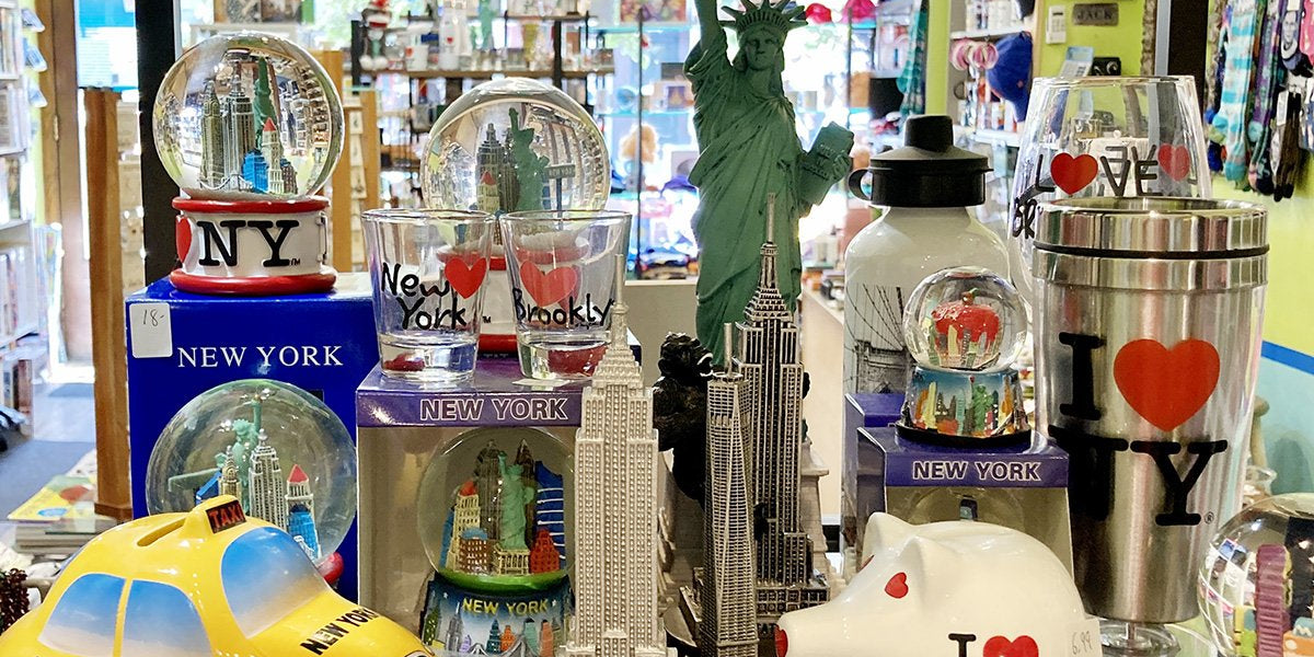 41+ Best New York Souvenirs & NYC Gifts (From A Local!)